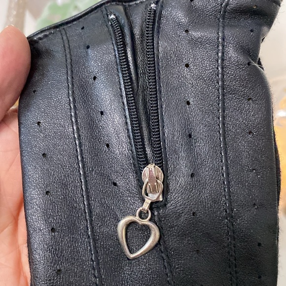 Black 100% leather/lamb wool women’s gloves zipper detail and heart 💜 charm Med. - Picture 5 of 8